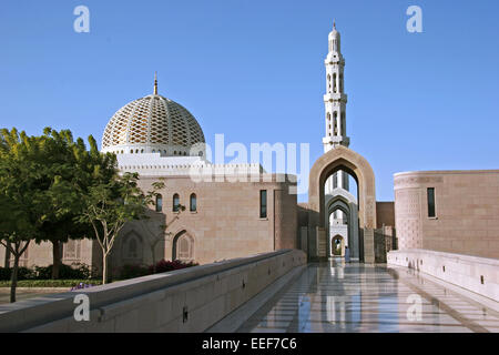 Oman Reisen Sultan Qaboos Grand Moschee Muscat Maskat Masquat Mosque Kuppel Turm Minarett Religion Islam Gebaeude Bauwerk Archit Stock Photo