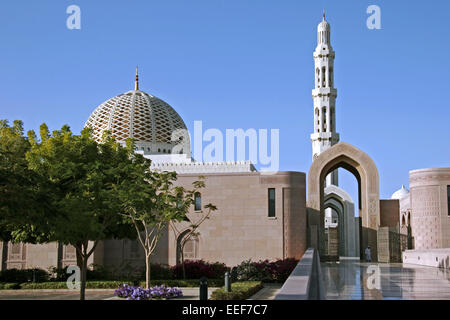 Oman Reisen Sultan Qaboos Grand Moschee Muscat Maskat Masquat Mosque Kuppel Turm Minarett Religion Islam Gebaeude Bauwerk Archit Stock Photo