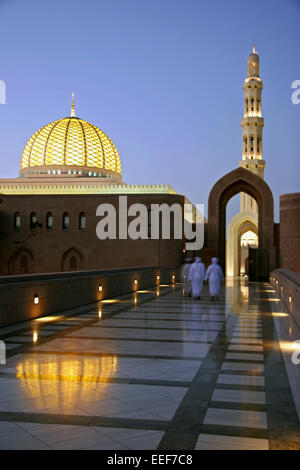 Oman Reisen Sultan Qaboos Grand Moschee Muscat Maskat Masquat Mosque Kuppel Turm Minarett Nacht Abend Beleuchtet Religion Islam Stock Photo