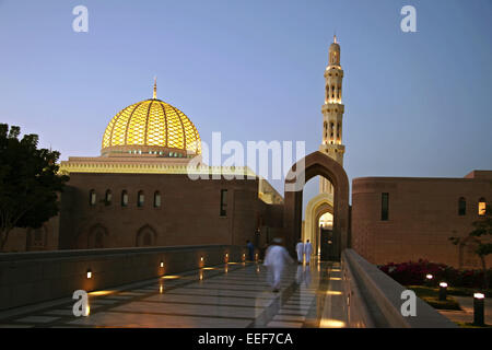 Oman Reisen Sultan Qaboos Grand Moschee Muscat Maskat Masquat Mosque Kuppel Turm Minarett Nacht Abend Beleuchtet Religion Islam Stock Photo