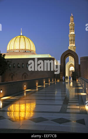 Oman Reisen Sultan Qaboos Grand Moschee Muscat Maskat Masquat Mosque Kuppel Turm Minarett Nacht Abend Beleuchtet Religion Islam Stock Photo