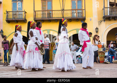 Traditional Colombian dancers performing in Cartagena's main square in the Old Town, Colombia Stock Photo