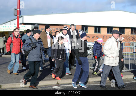 Derby, Derbyshire, UK.17th January 2015.Local East Midland rivals Derby County and Nottingham Forest plays a derby match at Ipro stadium today kick off 12.15pm. There is fierce competition between the two clubs with the atmosphere building outside the ground.Derby is sitting second in the league table with Forest going through a bad spell and are mid-league.Derby County fans arrive at ground. Credit:  IFIMAGE/Alamy Live News Stock Photo