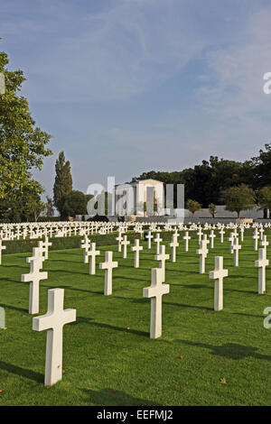 Grave headstones, American War Cemetery, Cambridge, England, with Memorial Chapel in background Stock Photo