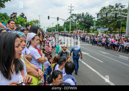 Intramuros, Manila, Philippines, 16th Jan 2015. Filipinos from all walks of life gather and wait for the motorcade of Pope Francis on Friday, January 16, 2015 to get a glimpse of the Holy Father during his Apostolic Visit to the Philippines. Credit:  tonyoquias/Alamy Live News Stock Photo