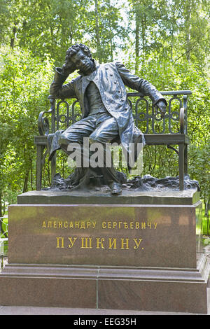 Russland St. Petersburg Alexander Puschkin Denkmal Lyzeum Garten Zarskoje Selo Zarendorf Park Sankt Petersburg Sehenswuerdigkeit Stock Photo