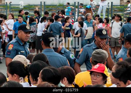 Manila, Philippines, 16th Jan, 2015. Members of the Philippine National Police are also starstrucked with the Pope's presence during his motorcade. Credit:  Mark Z. Saludes/Pacific Press/Alamy Live News Stock Photo