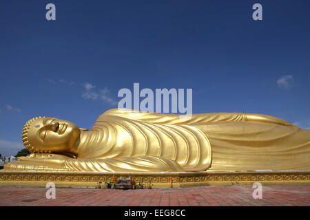 Thailand, Hat Yai, Songkhla, Wat Yai Nai, Buddha, Statue, liegend, Phra Phut Mahathat Mongkol, 35 m lang, 15 m hoch, Gold, golde Stock Photo