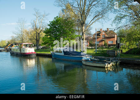 Boats and the lock keepers cottage on the River Thames, Abingdon, Oxfordshire. Stock Photo