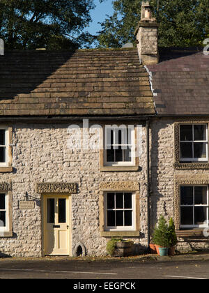 UK, Derbyshire, Tideswell, Buxton Road, Sunnylea Cottage, attractive small stone built terraced house Stock Photo