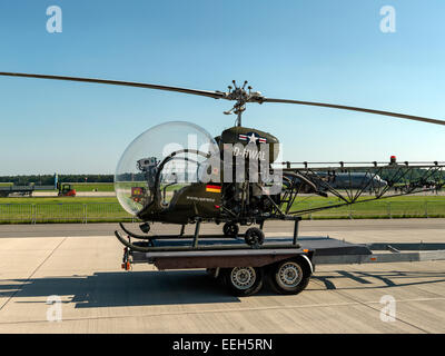 Bell h 13 helicopter hi-res stock photography and images - Alamy