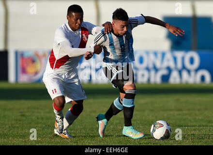 Colonia, Uruguay. 18th Jan, 2015. Argentina's Leonardo Rolon (R) vies with Pedro Aquino (L) of Peru during a match of the South American U20 soccer tournament at the Alberto Supici Stadium in Colonia, Uruguay, Jan. 18, 2015. © Nicolas Celaya/Xinhua/Alamy Live News Stock Photo