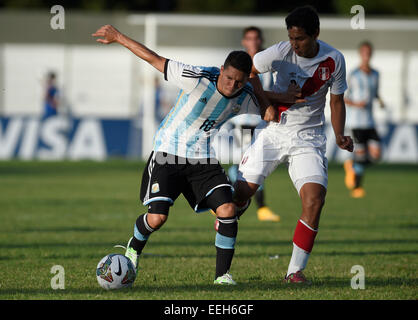 Colonia, Uruguay. 18th Jan, 2015. Argentina's Tomas Martinez (L) vies with Renzo Garces (R) of Peru during a match of the South American U20 soccer tournament at the Alberto Supici Stadium in Colonia, Uruguay, Jan. 18, 2015. © Nicolas Celaya/Xinhua/Alamy Live News Stock Photo