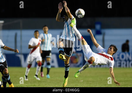 Colonia, Uruguay. 18th Jan, 2015. Argentina's Giovanni Simeone (L) vies with Aldair Perleche (R) of Peru during a match of the South American U20 soccer tournament at the Alberto Supici Stadium in Colonia, Uruguay, Jan. 18, 2015. © Nicolas Celaya/Xinhua/Alamy Live News Stock Photo