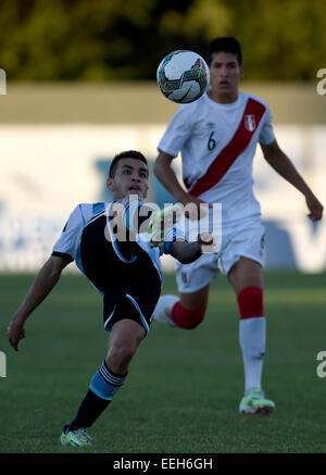 Colonia, Uruguay. 18th Jan, 2015. Argentina's Angel Correa (L) vies with Alexis Cossio (R) of Peru during a match of the South American U20 soccer tournament at the Alberto Supici Stadium in Colonia, Uruguay, Jan. 18, 2015. © Nicolas Celaya/Xinhua/Alamy Live News Stock Photo