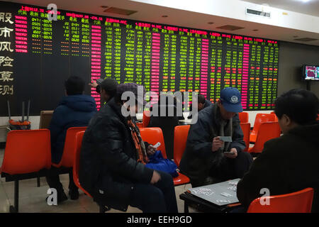 Beijing, China. 19th Jan, 2015. Investors play cards at a trading hall of a securities firm in Beijing, capital of China, Jan. 19, 2015. Chinese shares dived on Monday, with the key Shanghai index tumbling the most in more than six years. The benchmark Shanghai Composite Index plummeted 7.7 percent to end at 3,116.35 points, the steepest daily fall since June 2008. The Shenzhen Component Index sank 6.61 percent to end at 10,770.93 points. Credit:  Li Xin/Xinhua/Alamy Live News Stock Photo