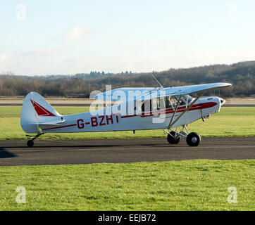 Piper PA-18 Super Cub (G-BZHT) taxiing at Wellesbourne Airfield Stock Photo