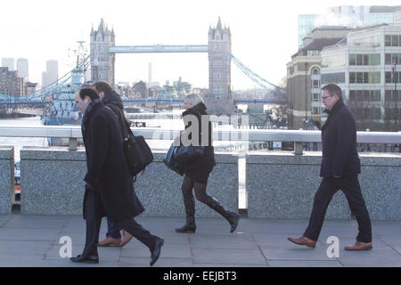 London,UK. 19th January 2015. Commuters on their way to work brave the cold and freezing  temperatures Credit:  amer ghazzal/Alamy Live News Stock Photo