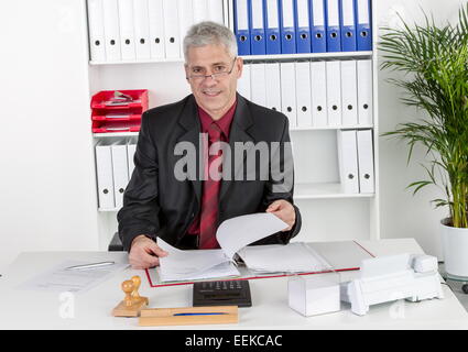 Mann mittleren Alters sitzt im Büro, Middle-aged man sitting in his office