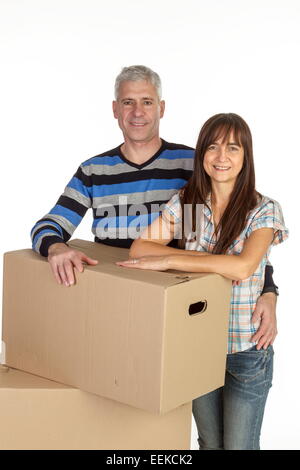 Paar mittleren Alters mit Umzugskartons, Middle-aged couple with removal boxes Stock Photo