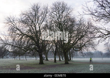 Finsbury Park, London, 20th January 2015. UK Weather. Frost and a light mist greet Londoners out in the park on a cold winter morning. Credit:  Patricia Phillips/Alamy Live News Stock Photo