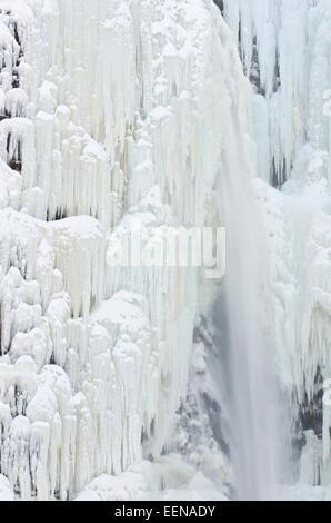 der gefrorene Wasserfall Njupeskaer (Schwedens höchster Wasserfall), Fulufjaellet Nationalpark, Dalarna, Schweden, Dezember 2011 Stock Photo