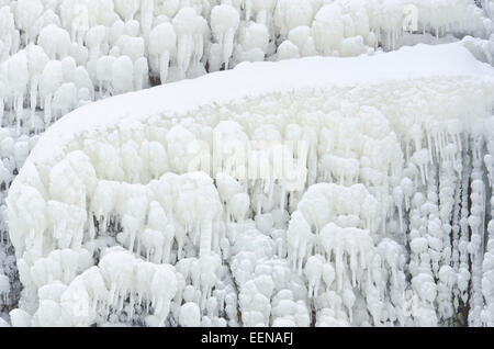 Eisstrukturen am Wasserfall Njupeskaer, Fulufjaellet Nationalpark, Dalarna, Schweden, Dezember 2011 Stock Photo
