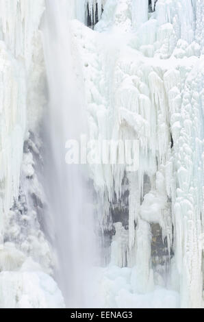 der gefrorene Wasserfall Njupeskaer (Schwedens höchster Wasserfall), Fulufjaellet Nationalpark, Dalarna, Schweden, Dezember 2011 Stock Photo