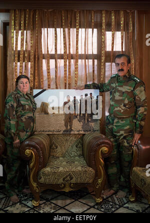 Nasrin Hamalaw And Yousuf Majid With A Picture Of Their Dead Daughter, Captain Rangin Yousuf, Sulaymaniyah, Kurdistan, Iraq Stock Photo