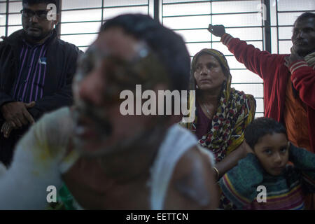 Dhaka, Bangladesh. 21st January, 2015. Auto rickshaw driver Abdur Rashid 40 screaming suffer of burn injuries from an attack on a bus during a nationwide strike called by the Bangladesh Nationalist Party (BNP)-led alliance, recuperates at Dhaka Medical College Hospital (DMCH). Credit:  zakir hossain chowdhury zakir/Alamy Live News Stock Photo