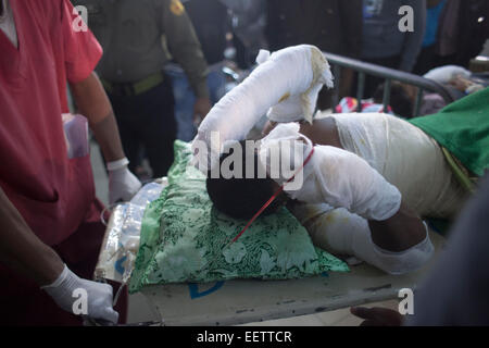 Dhaka, Bangladesh. 21st January, 2015. Auto rickshaw driver Abdur Rashid 40 screaming suffer of burn injuries from an attack on a bus during a nationwide strike called by the Bangladesh Nationalist Party (BNP)-led alliance, recuperates at Dhaka Medical College Hospital (DMCH). Credit:  zakir hossain chowdhury zakir/Alamy Live News Stock Photo