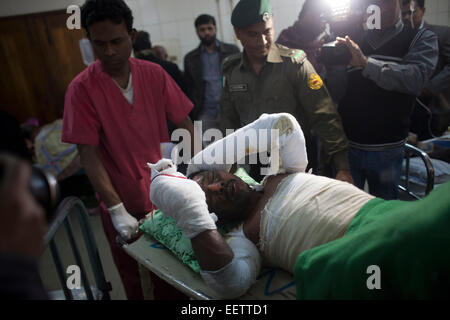 Dhaka, Bangladesh. 21st January, 2015. Auto rickshaw driver Abdur Rashid 40 screaming suffer of burn injuries from an attack on a bus during a nationwide strike called by the Bangladesh Nationalist Party (BNP)-led alliance, recuperates at Dhaka Medical College Hospital (DMCH). Credit:  zakir hossain chowdhury zakir/Alamy Live News Stock Photo