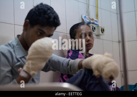 Dhaka, Bangladesh. 21st January, 2015. Prithiraj Chakraborti 22 suffering burn injuries from an attack on a bus during a nationwide strike called by the Bangladesh Nationalist Party (BNP)-led alliance, recuperates at Dhaka Medical College Hospital (DMCH). Credit:  zakir hossain chowdhury zakir/Alamy Live News Stock Photo