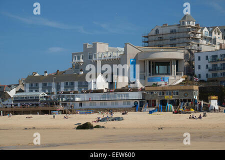 St Ives, Cornwall: The Tate St Ives from Porthmeor beach Stock Photo