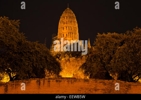 TH00325-00...THAILAND - The chedi at Wat Ratchaburana lit up at night in the Ayutthaya Historical Park. Stock Photo