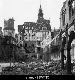 The photo by famous photographer Richard Peter sen. shows the ruin of the Stallhof (Stall Courtyard) at the Dresden Castle with the Hausmannsturm. The photo was taken after 17 September 1945. Especially the Allied air raids between 13 and 14 February 1945 led to extensive destructions of the city. Photo: Deutsche Fotothek/Richard Peter sen. - NO WIRE Stock Photo