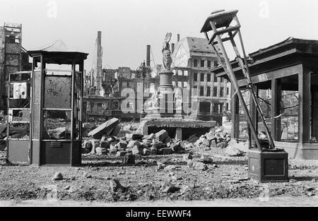 The photo by famous photographer Richard Peter sen. shows the destructions on the Altmarkt in Dresden with the damaged victory monument. The photo was taken after 17 September 1945. Especially the Allied air raids between 13 and 14 February 1945 led to extensive destructions of the city. Photo: Deutsche Fotothek/Richard Peter sen. - NO WIRE Stock Photo