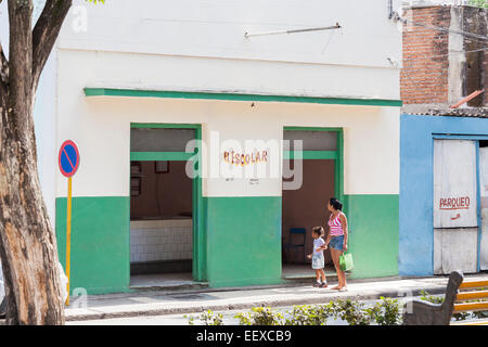 Cuban lifestyle: A local woman and her daughter standing outside a shop 'El Escolar' (the Student) in Camaguey, Cuba's third largest city Stock Photo