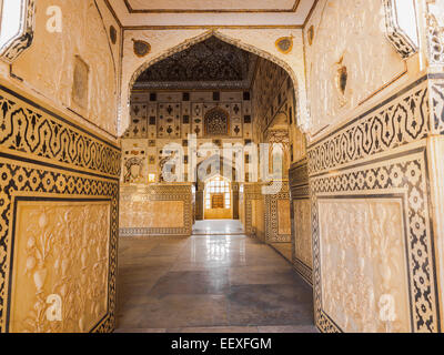 Mirror tiles hi-res stock photography and images - Alamy