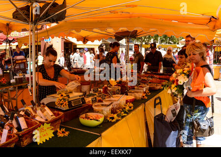 Stall holder weighing for pricing at Outdoor Market, Toulon, Var, PACA (Provence-Alpes-Cote d'Azur), France Stock Photo