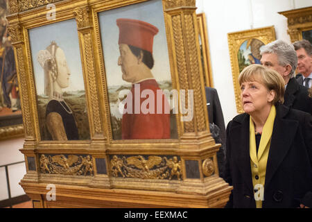 Florence, Italy. 22nd Jan, 2015. HANDOUT - Chancellor Angela Merkel looks at the diptych of 'Federico da Montefeltro with seiner Wife Battista Sforza' from Piero della Francesca during a tour of the Uffizi Gallery with the Italian Prime Minister Matteo Renzi in Florence, Italy, 22 January 2015. Merkel and Renzi have come together for talks. Photo: Bundesregierung/Bergmann/dpa ( in connection with current reporting and with mandaory source credit: 'Photo: Bundesregierung/Bergmann/dpa') - NO WIRE SERVICE -/dpa/Alamy Live News Stock Photo