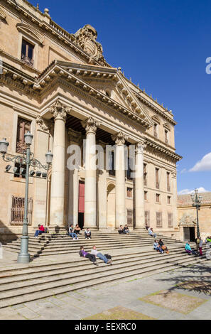 Students sitting on Anaya College steps in Plaza Anaya, Salamanca, Castile and Leon, Spain Stock Photo
