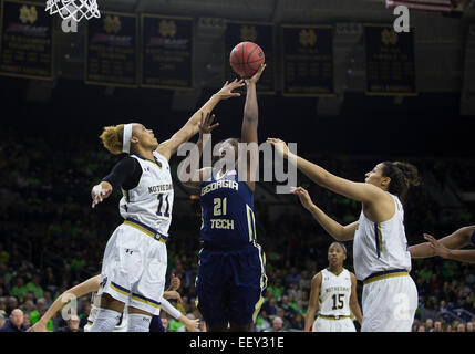South Bend, Indiana, USA. 22nd Jan, 2015. Georgia Tech forward Zaire O'Neil (21) goes up for a shot as Notre Dame forward Brianna Turner (11) defends during NCAA Basketball game action between the Notre Dame Fighting Irish and the Georgia Tech Yellow Jackets at Purcell Pavilion at the Joyce Center in South Bend, Indiana. Notre Dame defeated Georgia Tech 89-76. © csm/Alamy Live News Stock Photo