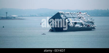 AJAXNETPHOTO. 4TH JANUARY, 2015. SOLENT, ENGLAND. - CAR TRANSPORTER WRECK - THE GERMAN OWNED HOEGH OSAKA LISTING HEAVILY AFTER IT RAN AGROUND ON THE BRAMBLE BANK AS IT WAS OUTBOUND FROM SOUTHAMPTON LATE ON 3RD JAN. PHOTO:STEVE FOULKES/AJAX REF:DSF150401 9488 Stock Photo