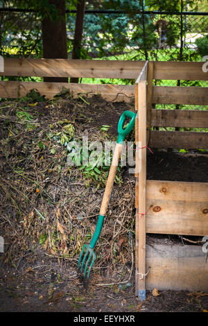 https://l450v.alamy.com/450v/eeyhxr/wooden-compost-boxes-with-composted-soil-and-yard-waste-for-backyard-eeyhxr.jpg