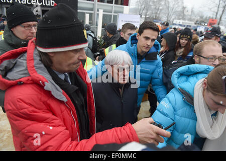 Kitzbuehl, Austria. 24th Jan, 2015. Formula One boss Bernie Ecclestone (C) visits the Hahnenkamm Race in Kitzbuehl, Austria, 24 January 2015. On the occasion of the annual Hahnenkamm-Race, celebrities meet up in the renowned Skiing-Capital. PHOTO: FELIX HOERHAGER/dpa/Alamy Live News Stock Photo