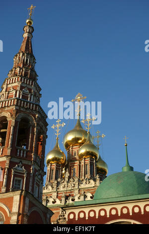 Golden domes of the Resurrection Church in Kadashi, Zamoskvorechye District, Moscow, Russia Stock Photo