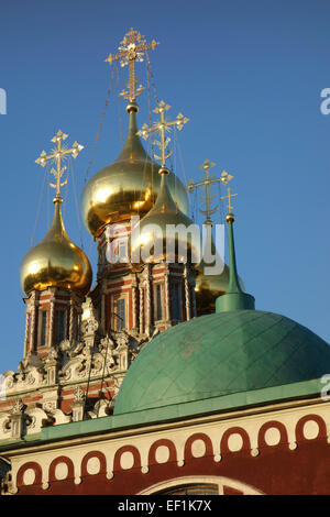 Golden domes of the Resurrection Church in Kadashi, Zamoskvorechye District, Moscow, Russia Stock Photo