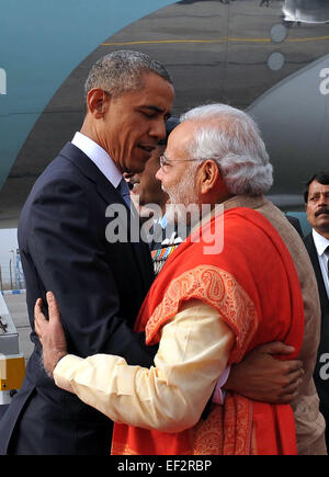 New Delhi. 26th Jan, 2015. U.S. President Barack Obama (L) and Indian Prime Minister Narendra Modi greet each other upon arrival at the Palam Air Force Station in New Delhi, India, Jan. 25, 2015. U.S. President Barack Obama on Sunday arrived in India for a three-day visit of this country. Credit:  Xinhua/Alamy Live News