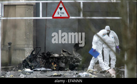 UNITED KINGDOM, Newry : Workmen repair damage buildings overlooking the Newry courthouse where a car bomb that exploded outside Stock Photo